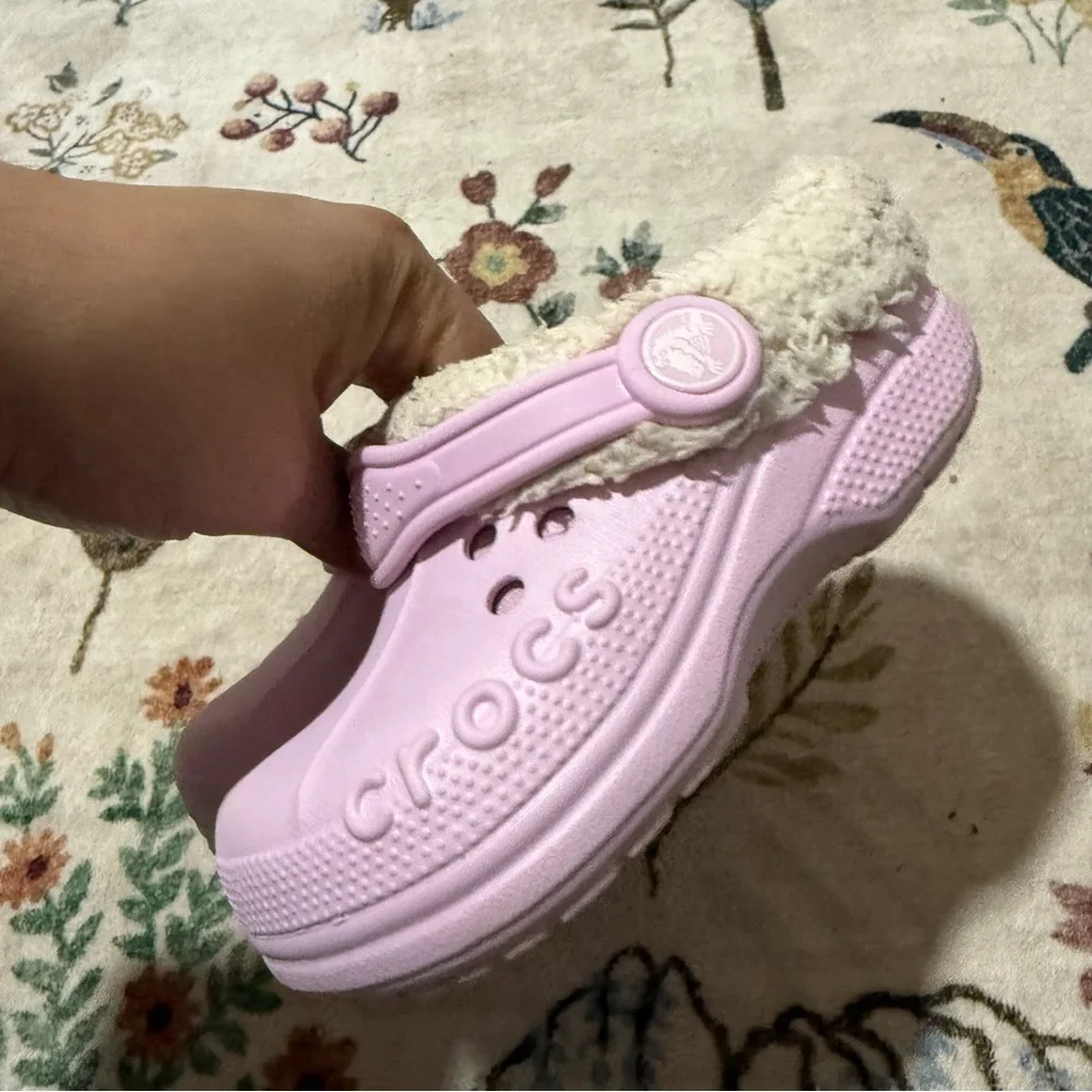 CROCS pink Fuzzy Lined Clogs size 9
